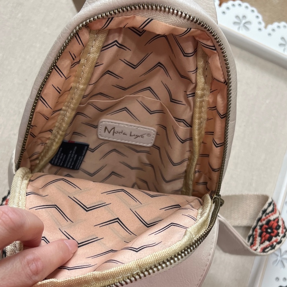 Stylish Cream Crossbody Bag with Patterned Strap - Picture 5 of 6